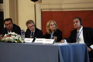 Η πρόεδρος της FIG, Χρυσή Πότσιου (2Δ) και ο εκπρόσωπος της Παγκόσμιας Τράπεζας, Wael Zakout (Δ),  συμμετέχουν στο διεθνές συνέδριο: «Βιώσιμες Αγορές Ακινήτων – Πολιτικό Πλαίσιο και Αναγκαίες Μεταρρυθμίσεις» που διοργάνωσε το Τεχνικό Επιμελητήριο Ελλάδας (ΤΕΕ) σε συνεργασία με τη Διεθνή Ομοσπονδία Τοπογράφων (FIG) και την Παγκόσμια Τράπεζα (WORLD BANK) στην Αθήνα, τη Δευτέρα 19 Σεπτεμβρίου 2016. ΑΠΕ-ΜΠΕ/ΑΠΕ-ΜΠΕ/ΣΥΜΕΛΑ ΠΑΝΤΖΑΡΤΖΗ